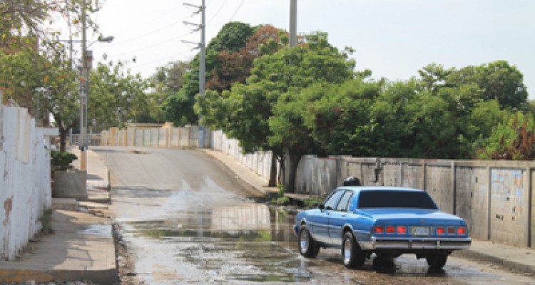Nauseabundo bote de agua afecta a vecinos de Cañada Honda 1 2 D